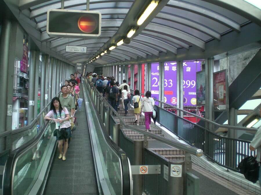 Thang cuốn ngoài trời Mid-levels với kiến trúc độc đáo và người đi lại