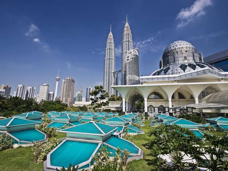 Kuala Lumpur, thủ đô của Malaysia, nổi bật với sự kết hợp hài hòa giữa kiến trúc hiện đại và di sản văn hóa phong phú.