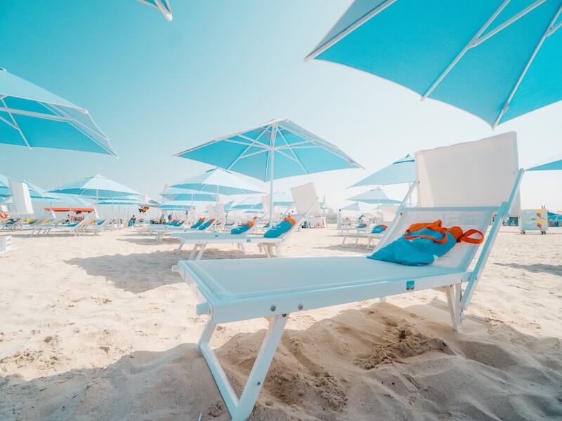 Khách du lịch Dubai được tắm nắng, thư giãn trên cát và tắm mát trong vùng Vịnh