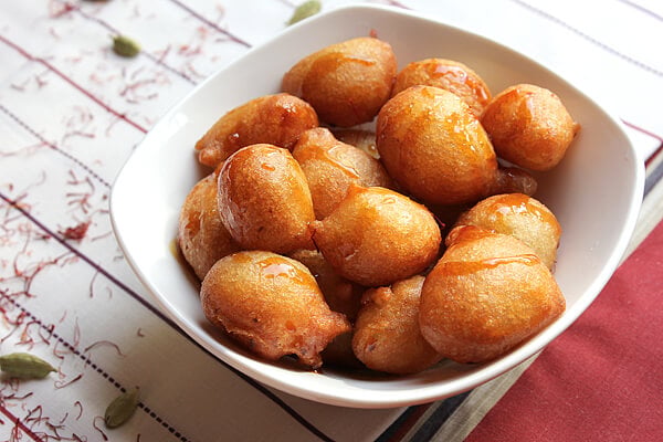 Bánh rán Luqaimat truyền thống