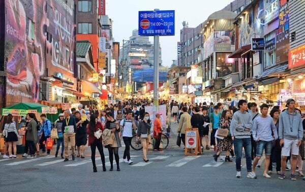 Hongdae trẻ trung và sôi động với ánh đèn neon rực rỡ