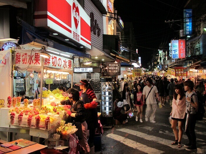 Khách du lịch Hàn Quốc sẽ thấy những quầy hàng thời trang trải dài khắp con phố Hongdae