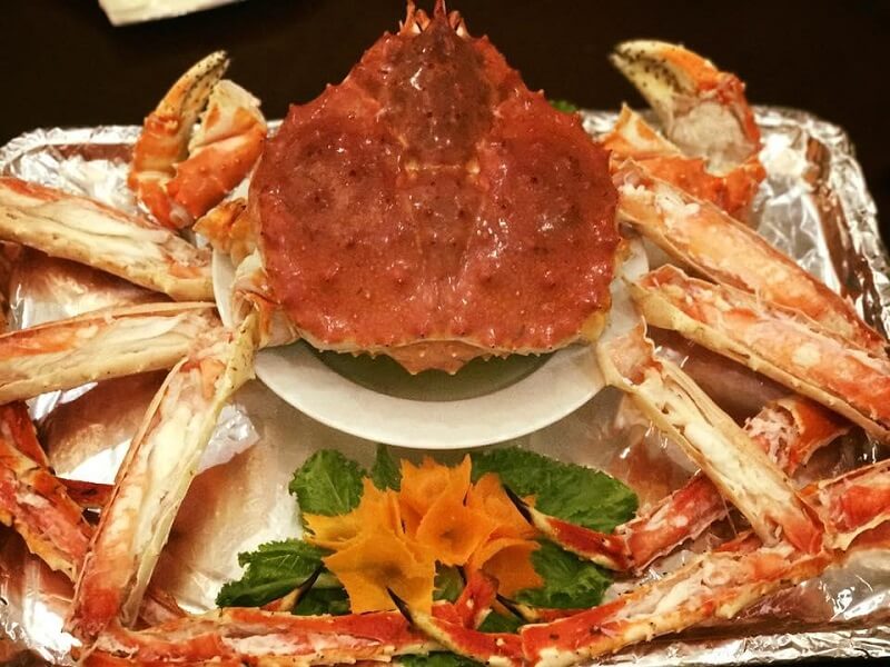 đi tour Hàn Quốc vào mùa Xuân du khách được thưởng thức nhiều món ngon như bạch tuộc sống, cua tuyết,...