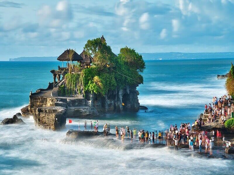 Bãi biển Bali với cát trắng và nước biển trong xanh, lý tưởng cho chuyến du lịch Indonesia