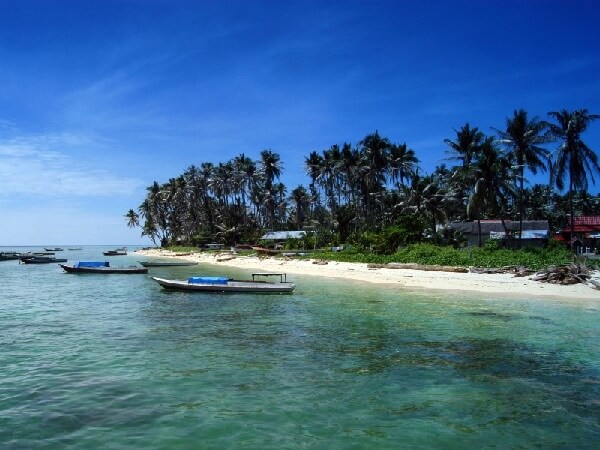 Bãi biển Derawan mang vẻ đẹp hoang sơ khiến khách du lịch indonesia thích thú