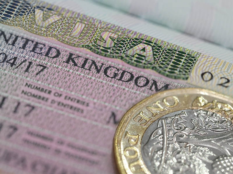Điền đơn xin visa trực tuyến là bước quan trọng.