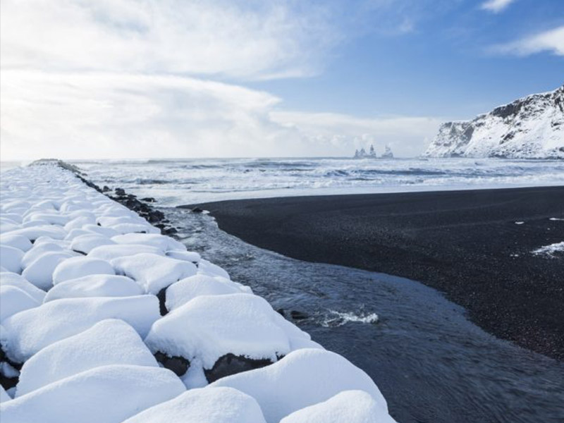Bãi biển đen Reynisfjara ở Iceland với những cột đá bazan