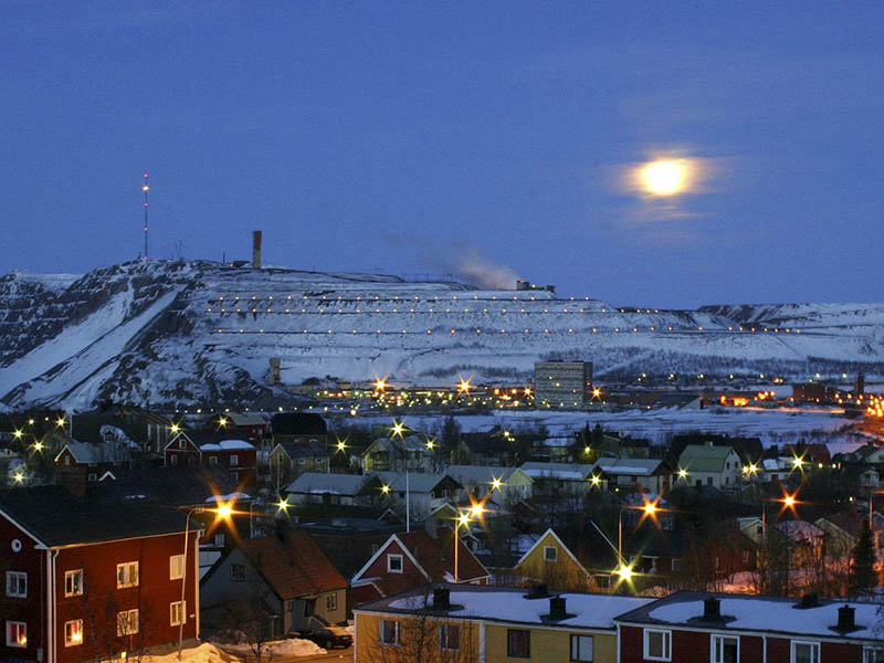 Thị trấn Kiruna phủ tuyết trắng xóa với những ngôi nhà truyền thống và nhà thờ Kiruna.
