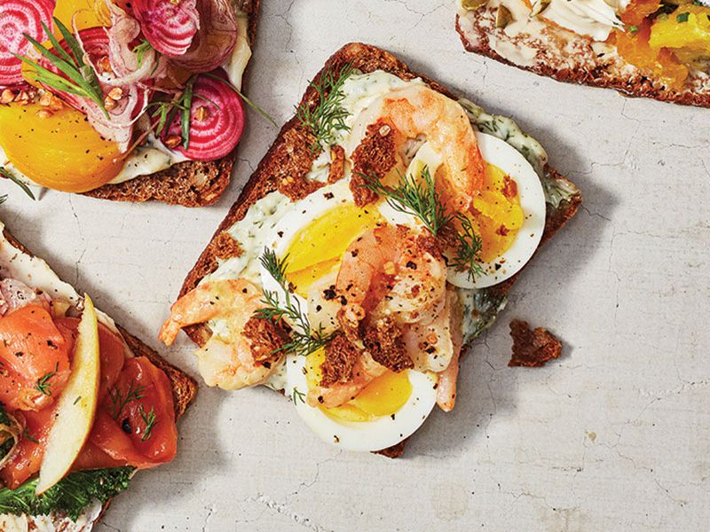 Bánh mì Smørrebrød - món ăn đặc trưng của Đan Mạch