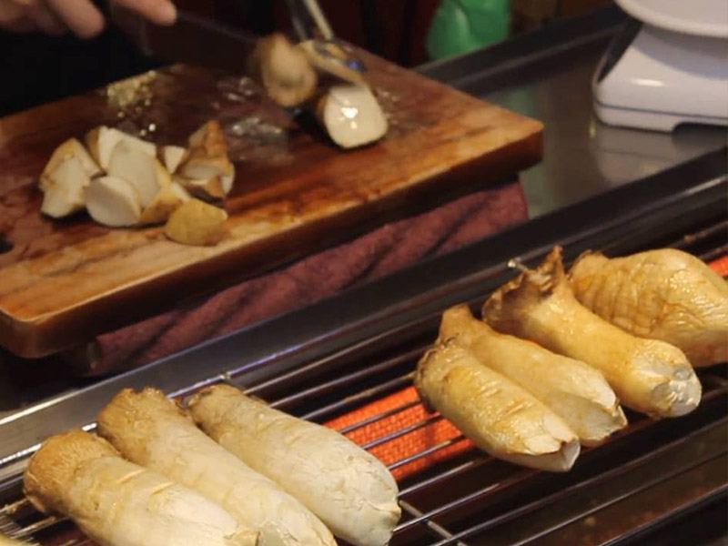Nấm đùi gà nướng thơm lừng tại chợ đêm