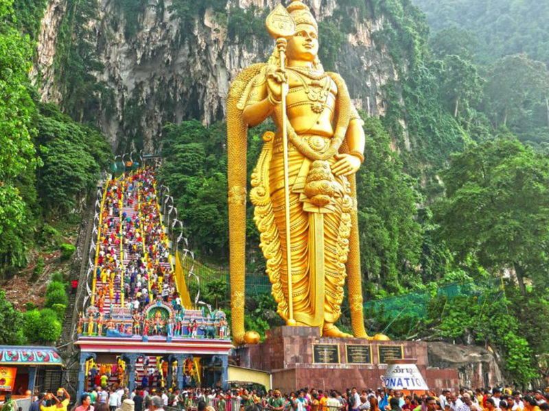 Động Batu với tượng thần Murugan khổng lồ và 272 bậc thang đầy màu sắc