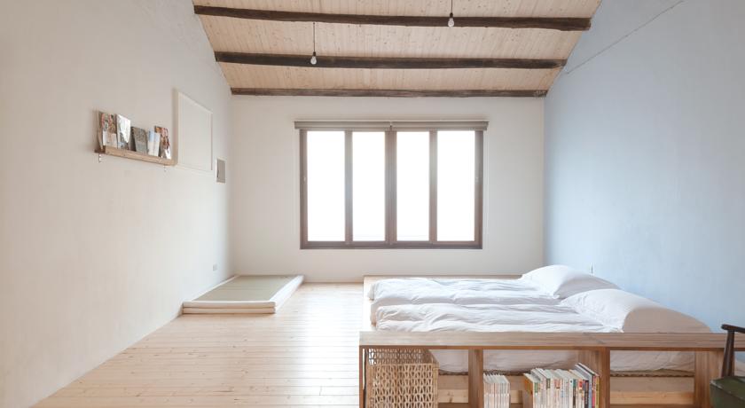 Nếu du lịch một mình hoặc cùng hội bạn thân, bạn có thể ở homestay để trải nghiệm cuộc sống của người bản địa và tiết kiệm chi phí