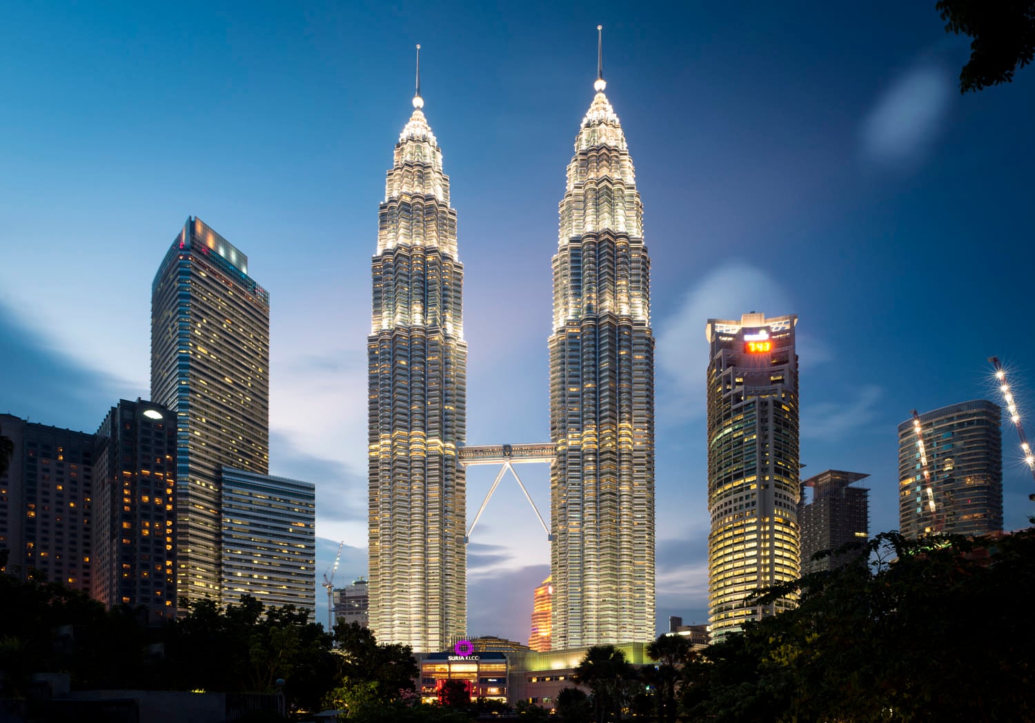 Tháp đôi Petronas sừng sững giữa bầu trời Kuala Lumpur
