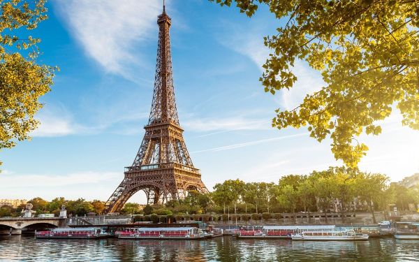Tháp Eiffel – thanh kiếm giữa lòng thủ đô Paris hoa lệ