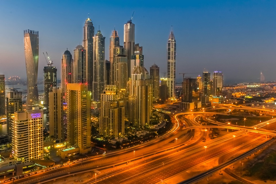 Vẻ đẹp lung linh của Dubai về đêm với những ánh đèn rực rỡ.