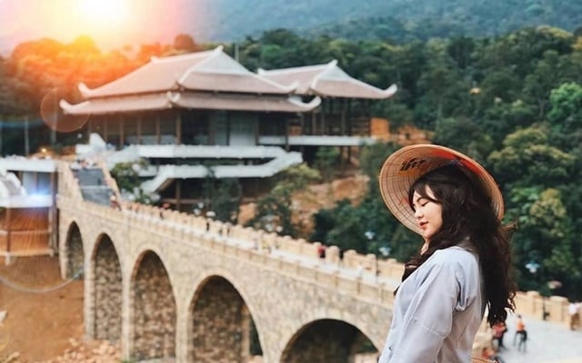 Du lịch đỉnh thiêng Yên Tử đẹp hệt như chốn bồng lai