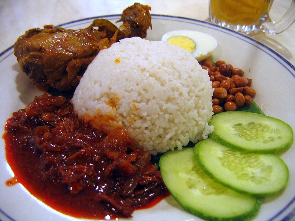 Nasi Kandar là sự kết hợp phong phú của cơm và các loại cà ri