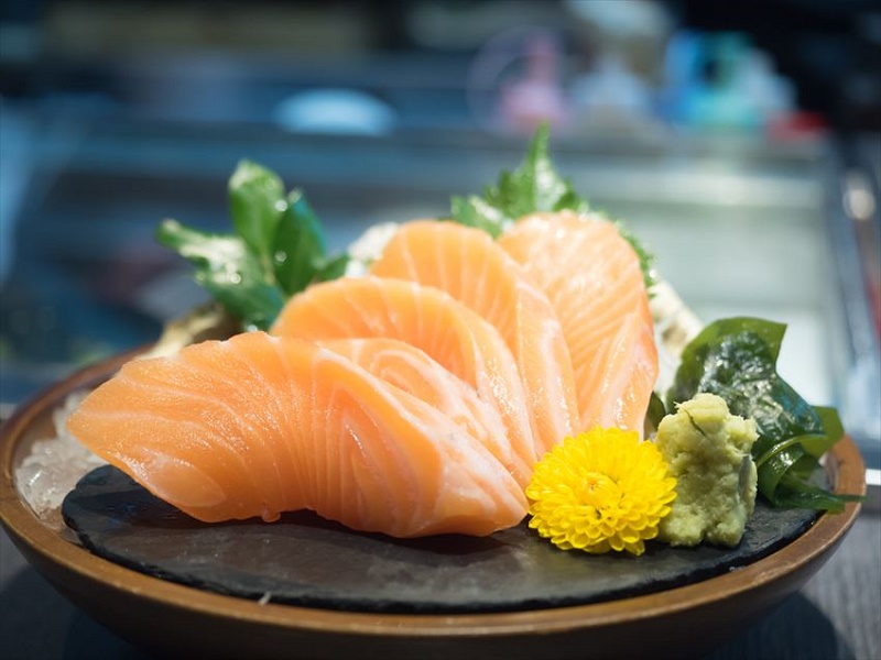 Sushi là món ăn đặc trưng không thể bỏ lỡ khi du lịch Nhật Bản