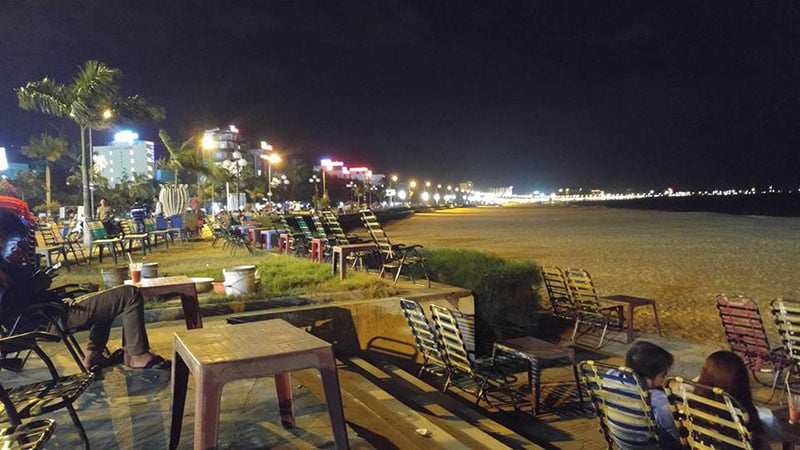 Du khách có thể tới các quán cafe ấm nóng bên bờ biển