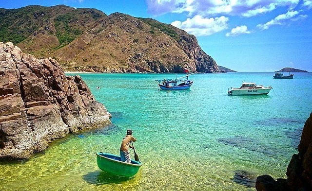 Bãi biển Quy Nhơn vào mùa khô, thời tiết đẹp