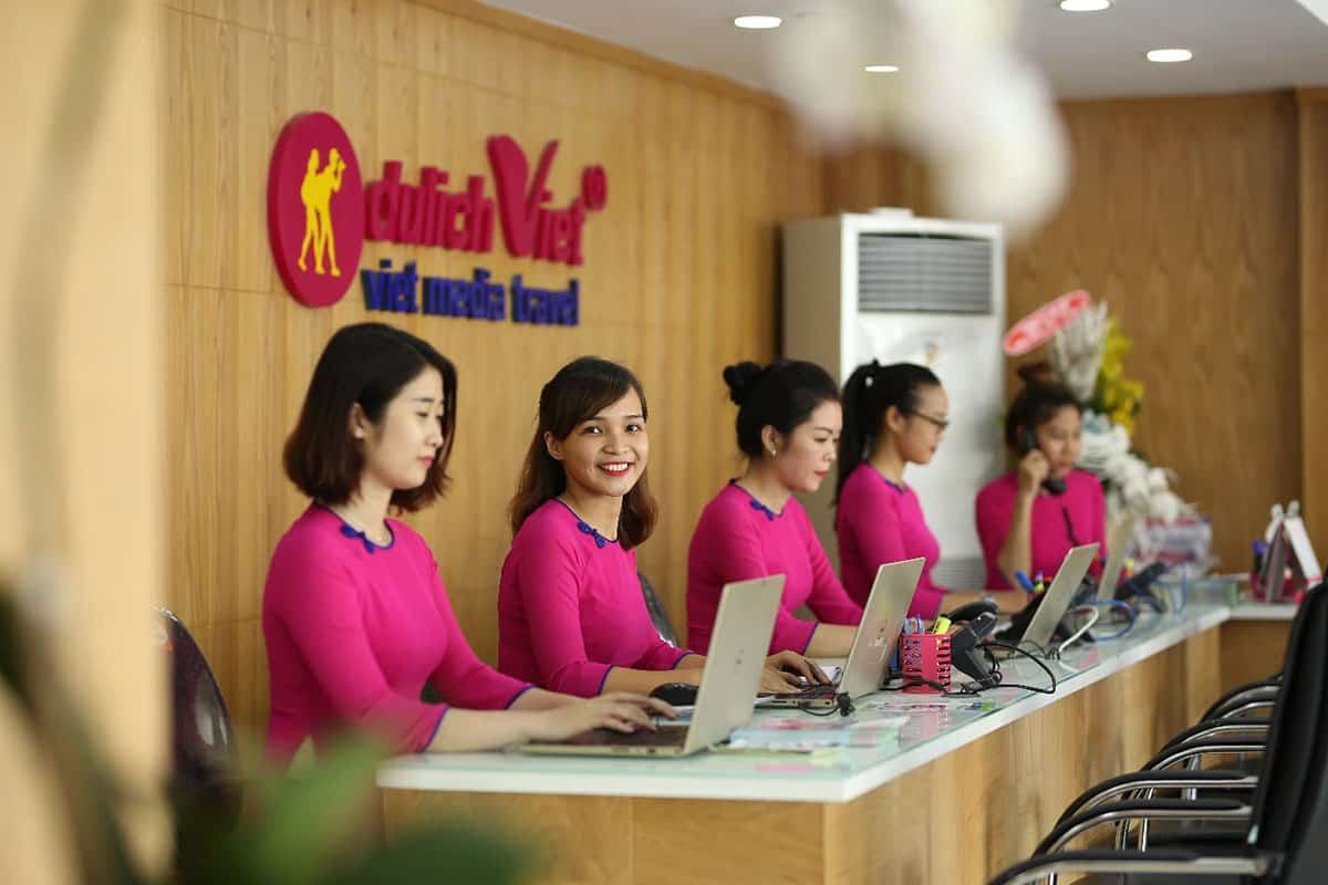 Nhân viên Du Lịch Việt luôn sẵn sàng hỗ trợ khách hàng