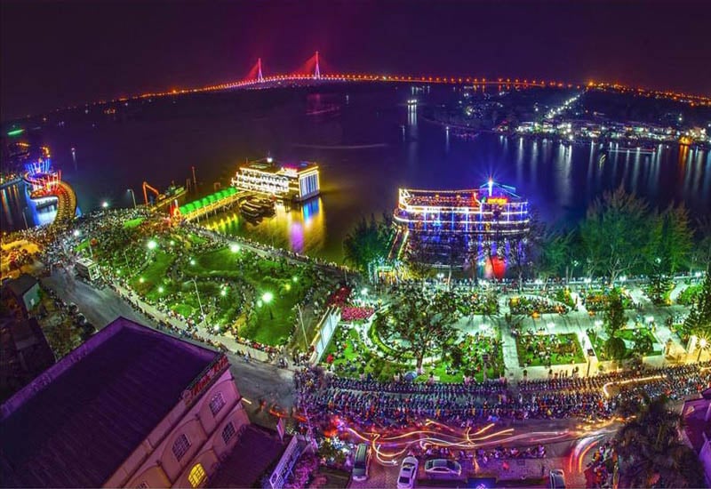 du thuyền trên bến ninh kiều