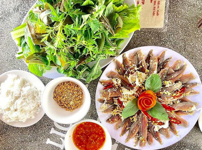 Món Gỏi cá trích được xem là món ăn đặc sản hấp dẫn nhất Phú Quốc