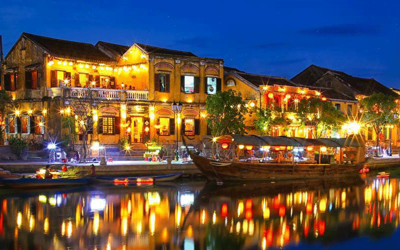 Hội An rực rỡ ánh đèn khi đêm xuống