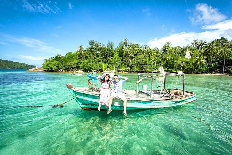 Tắm biển trên hòn Lớn là một trong những hoạt động không thể bỏ qua khi đến Nam Du