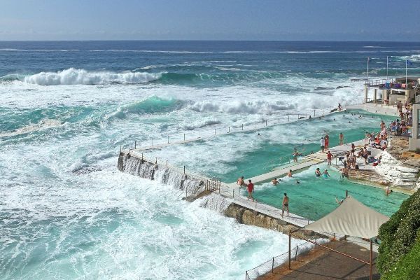 Bãi biển Bondi nhộn nhịp với du khách và người lướt sóng