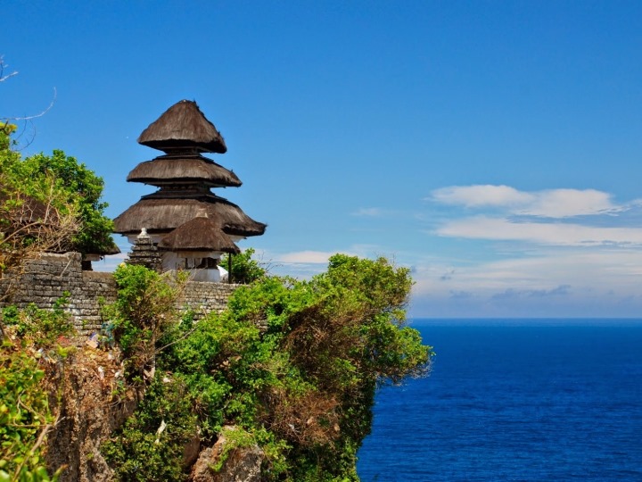 Ngắm hoàng hôn trên ngôi đền bên vách đá Uluwatu