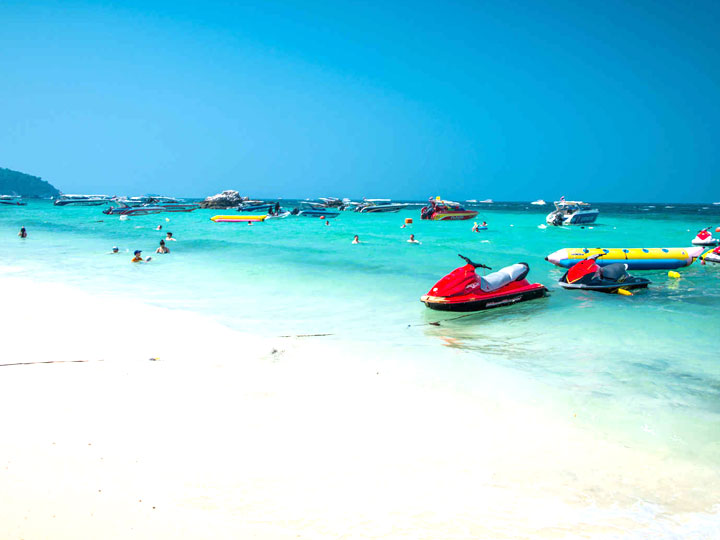 Du khách thưởng thức hải sản tươi ngon tại nhà hàng ven biển Coral
