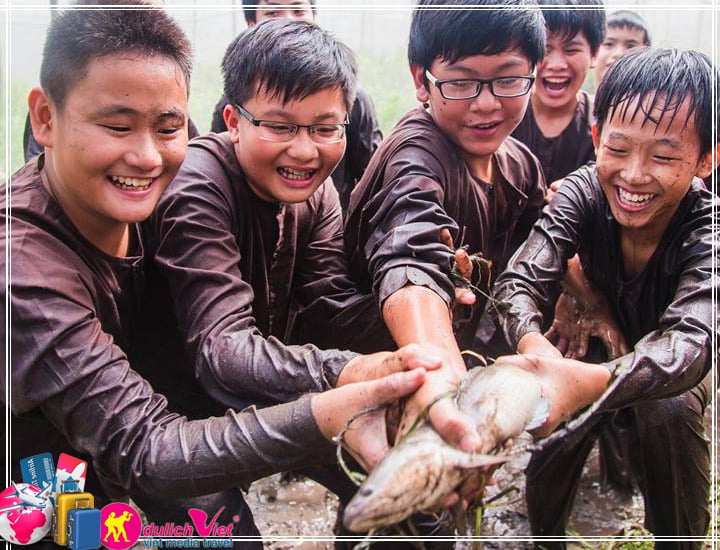 Du lịch Miền Tây trải nghiệm thú vui tát mương, bắt cá dịp Hè 2025