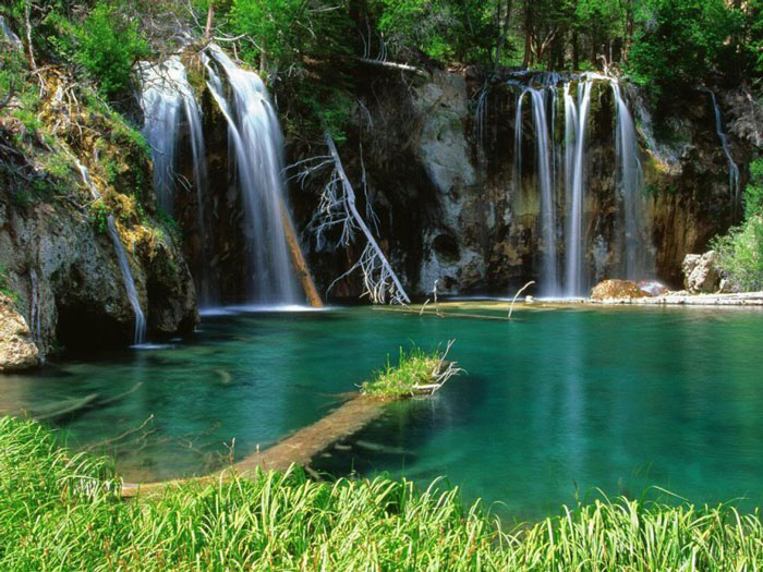 Hang Tiên với nhũ đá kỳ vĩ