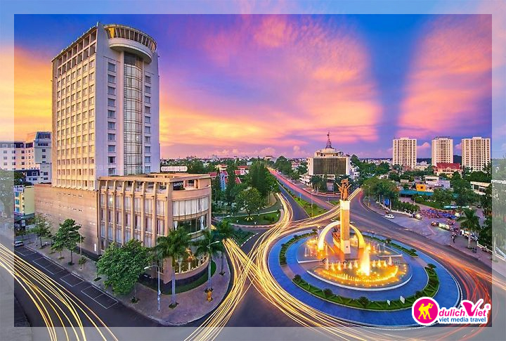tuong-dai-chien-thang-buon-me-thuoc_thue-xe-du-lich-viet