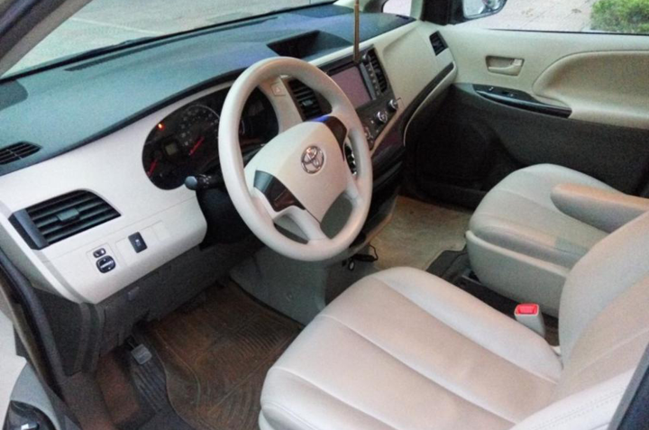 noi-that-xe-toyota-seina-7-cho_du-lich-viet