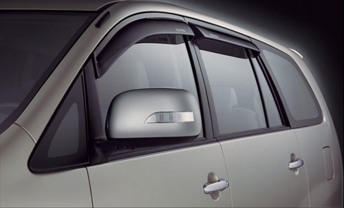 tam-chan-nang-suon-xe-toyota-innova-7-cho-02