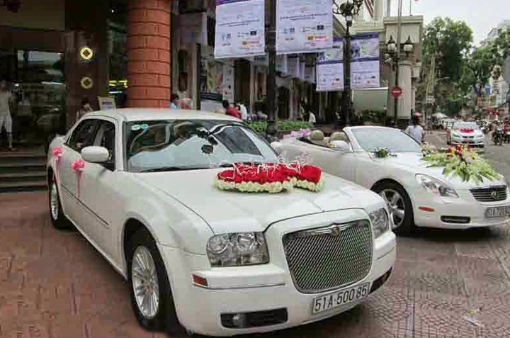 cho-thue-xe-cuoi-chrysler-300c-gia-tot_du-lich-viet