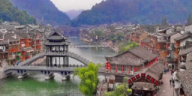 Phượng Hoàng Cổ Trấn với vẻ đẹp cổ kính, lãng mạn