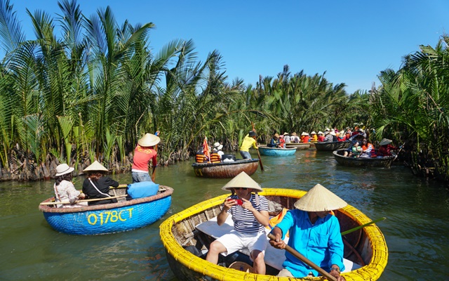Du khách trải nghiệm đi thuyền thúng tại Rừng dừa Bảy Mẫu