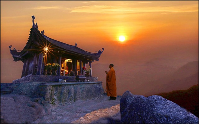 Núi Yên Tử Quảng Ninh với chùa Đồng trên đỉnh