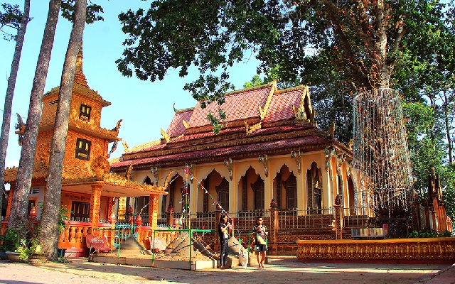 Khu vực bên ngoài chùa Pôthi Somrôn