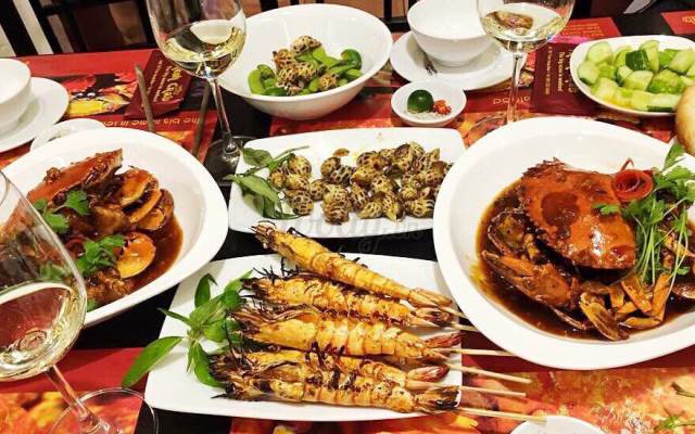 Cửa Lò là điểm du lịch biển nổi tiếng với nhiều món hải sản tươi sống