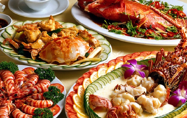 Các điểm du lịch biển đều nổi tiếng với các món hải sản lạ miệng