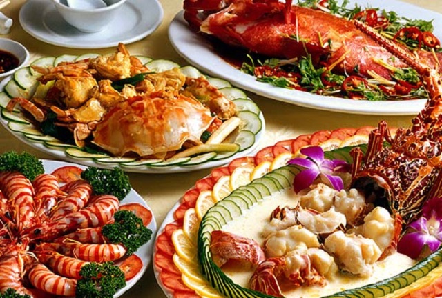 Thưởng thức hải sản tươi sống tại Vịnh Hạ Long.