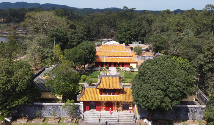 Lăng Gia Long với kiến trúc hùng vĩ giữa thiên nhiên.