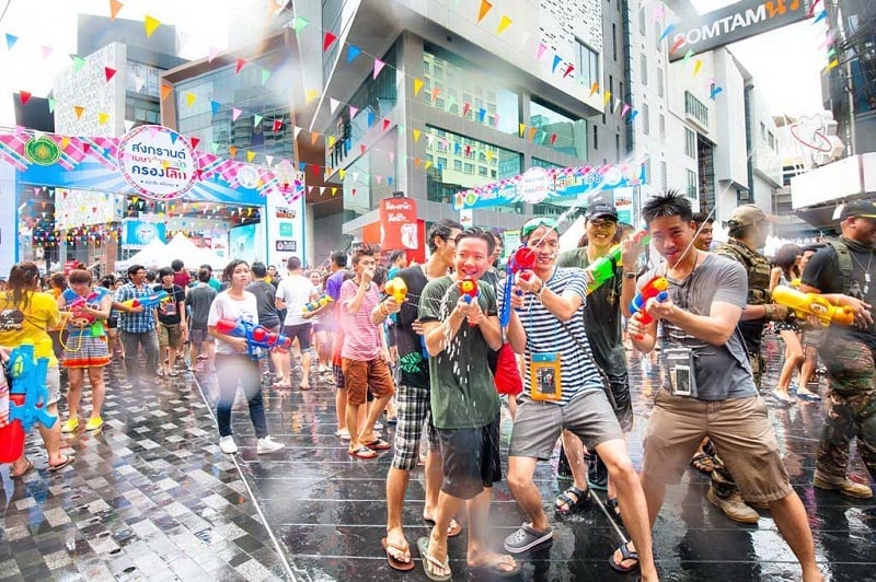 Du khách nước ngoài cũng hào hứng không kém