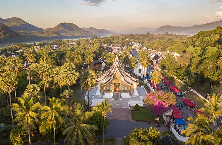 Toàn cảnh cố đô Luang Prabang với kiến trúc cổ kính và sông Mekong