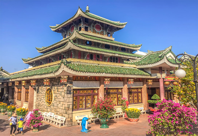 Miếu bà chúa xứ nằm trên núi Sam