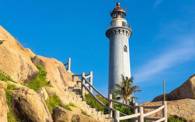 Ngọn hải đăng Mũi Điện sừng sững bên bờ biển